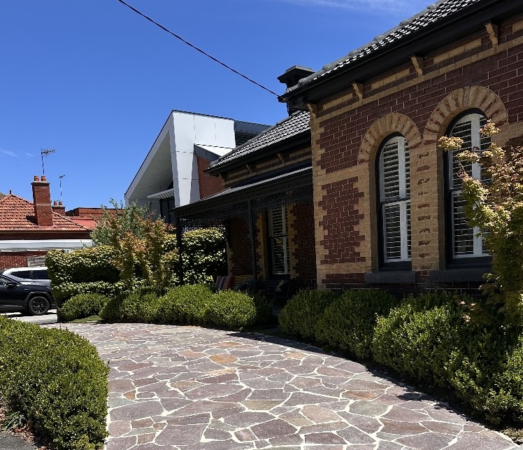 Porphy crazy paving driveway